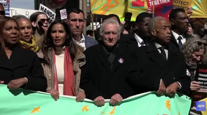 “No ICE, No war And No King,” tens of thousands of demonstrators protest in NYC